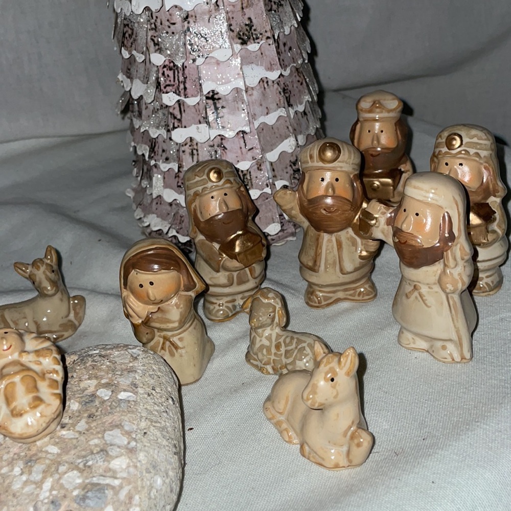 15 Pieces White Porcelain Nativity.
